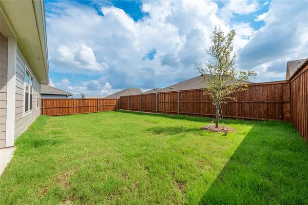 a view of an house with backyard and garden
