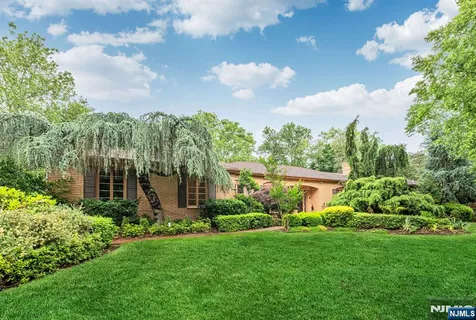 $1,550,000 | 8 Clearwater Drive, Ho-Ho-Kus, NJ 07423