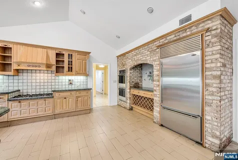 $1,550,000 | 8 Clearwater Drive, Ho-Ho-Kus, NJ 07423