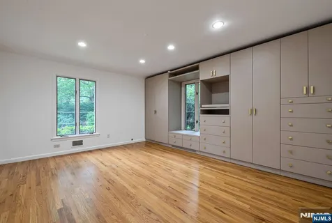 $1,550,000 | 8 Clearwater Drive, Ho-Ho-Kus, NJ 07423