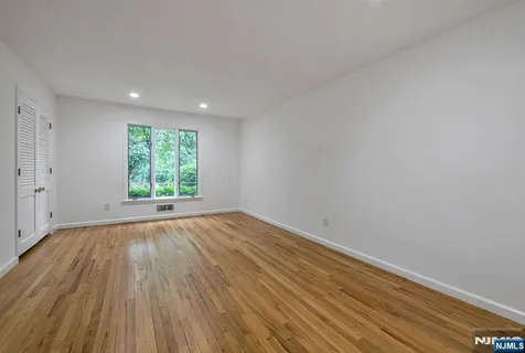 $1,550,000 | 8 Clearwater Drive, Ho-Ho-Kus, NJ 07423