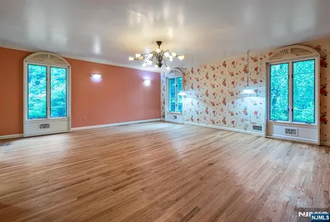 $1,550,000 | 8 Clearwater Drive, Ho-Ho-Kus, NJ 07423