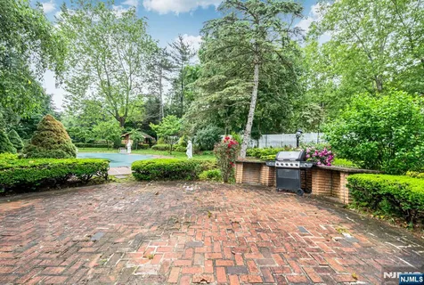 $1,550,000 | 8 Clearwater Drive, Ho-Ho-Kus, NJ 07423