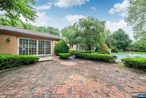 $1,550,000 | 8 Clearwater Drive, Ho-Ho-Kus, NJ 07423