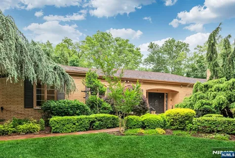 $1,550,000 | 8 Clearwater Drive, Ho-Ho-Kus, NJ 07423