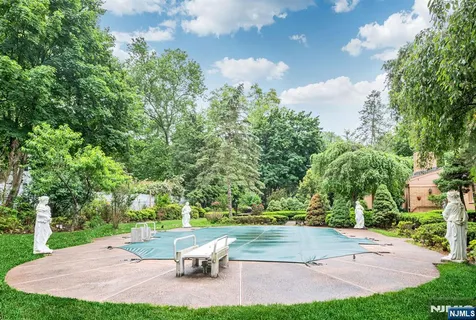 $1,550,000 | 8 Clearwater Drive, Ho-Ho-Kus, NJ 07423