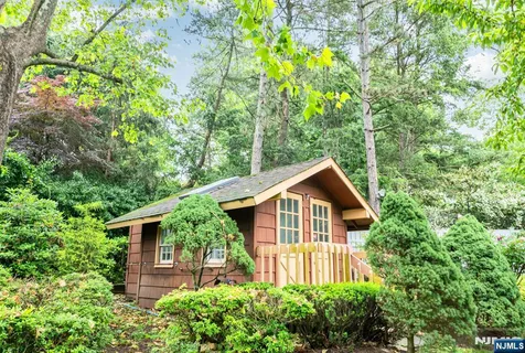 $1,550,000 | 8 Clearwater Drive, Ho-Ho-Kus, NJ 07423