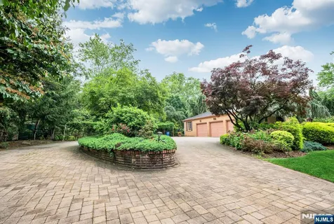 $1,550,000 | 8 Clearwater Drive, Ho-Ho-Kus, NJ 07423