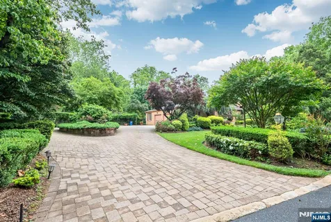 $1,550,000 | 8 Clearwater Drive, Ho-Ho-Kus, NJ 07423