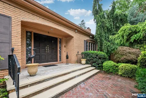 $1,550,000 | 8 Clearwater Drive, Ho-Ho-Kus, NJ 07423