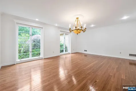 $1,550,000 | 8 Clearwater Drive, Ho-Ho-Kus, NJ 07423