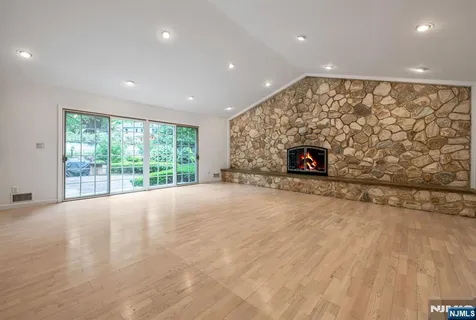 $1,550,000 | 8 Clearwater Drive, Ho-Ho-Kus, NJ 07423