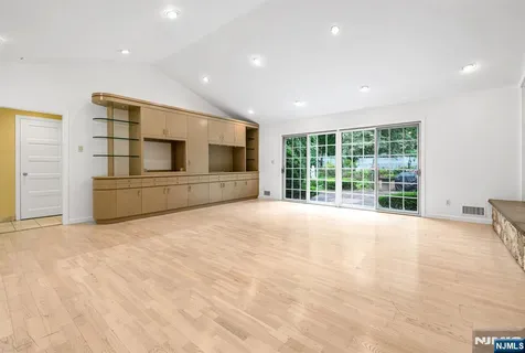 $1,550,000 | 8 Clearwater Drive, Ho-Ho-Kus, NJ 07423