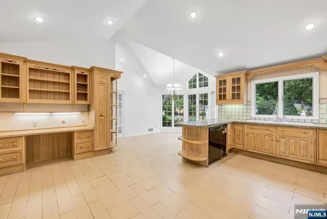 $1,550,000 | 8 Clearwater Drive, Ho-Ho-Kus, NJ 07423