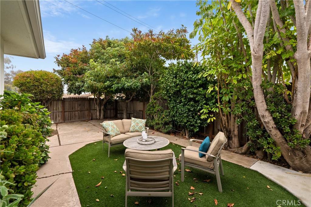 190 Verdon Street Morro Bay, CA 93442 - Photo 22 of 27 a view of a chairs and table in the patio