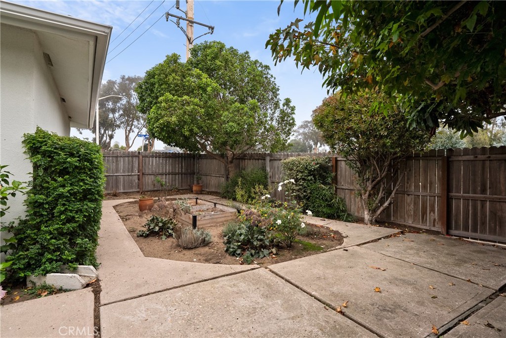 190 Verdon Street Morro Bay, CA 93442 - Photo 24 of 27 a backyard of a house with large trees and plants