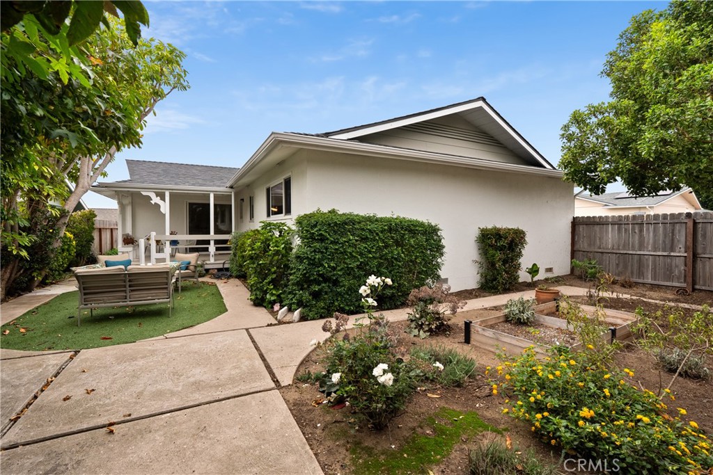 190 Verdon Street Morro Bay, CA 93442 - Photo 25 of 27 a backyard of a house with yard and outdoor seating