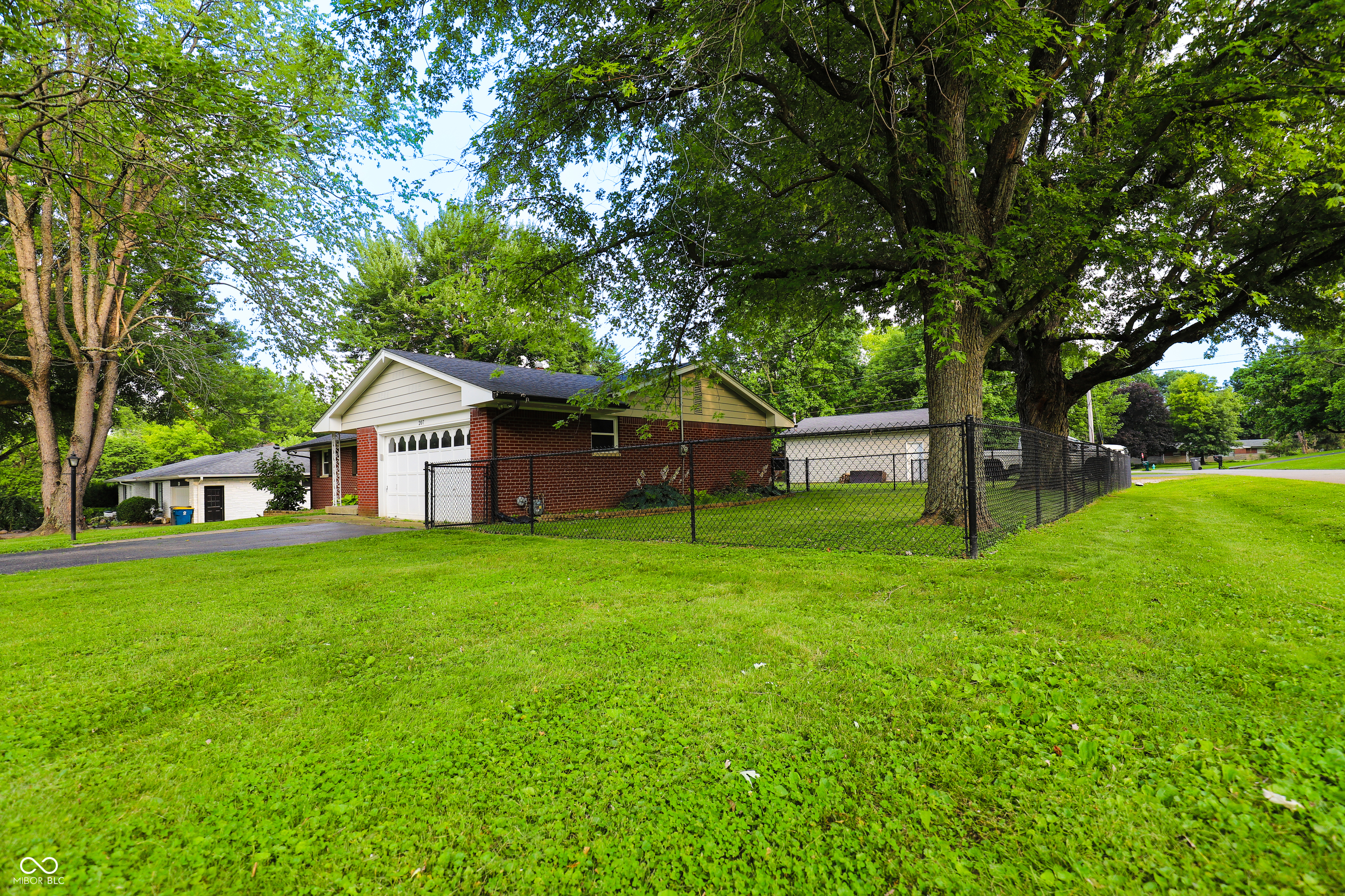 207 East Waterbury Road Indianapolis, IN 46227 - Photo 3 of 27 Gallery Image 3
