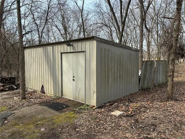 $349,000 | 15150 East Quaker Road, Nevada, MO 64772
