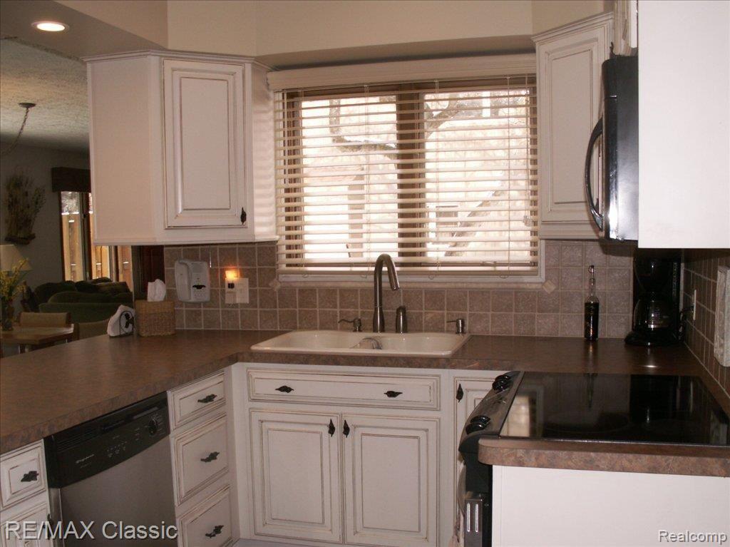 145 Woodstone Road Waterford, MI 48327 - Photo 4 of 11 Fantastic Remodeled Kitchen!