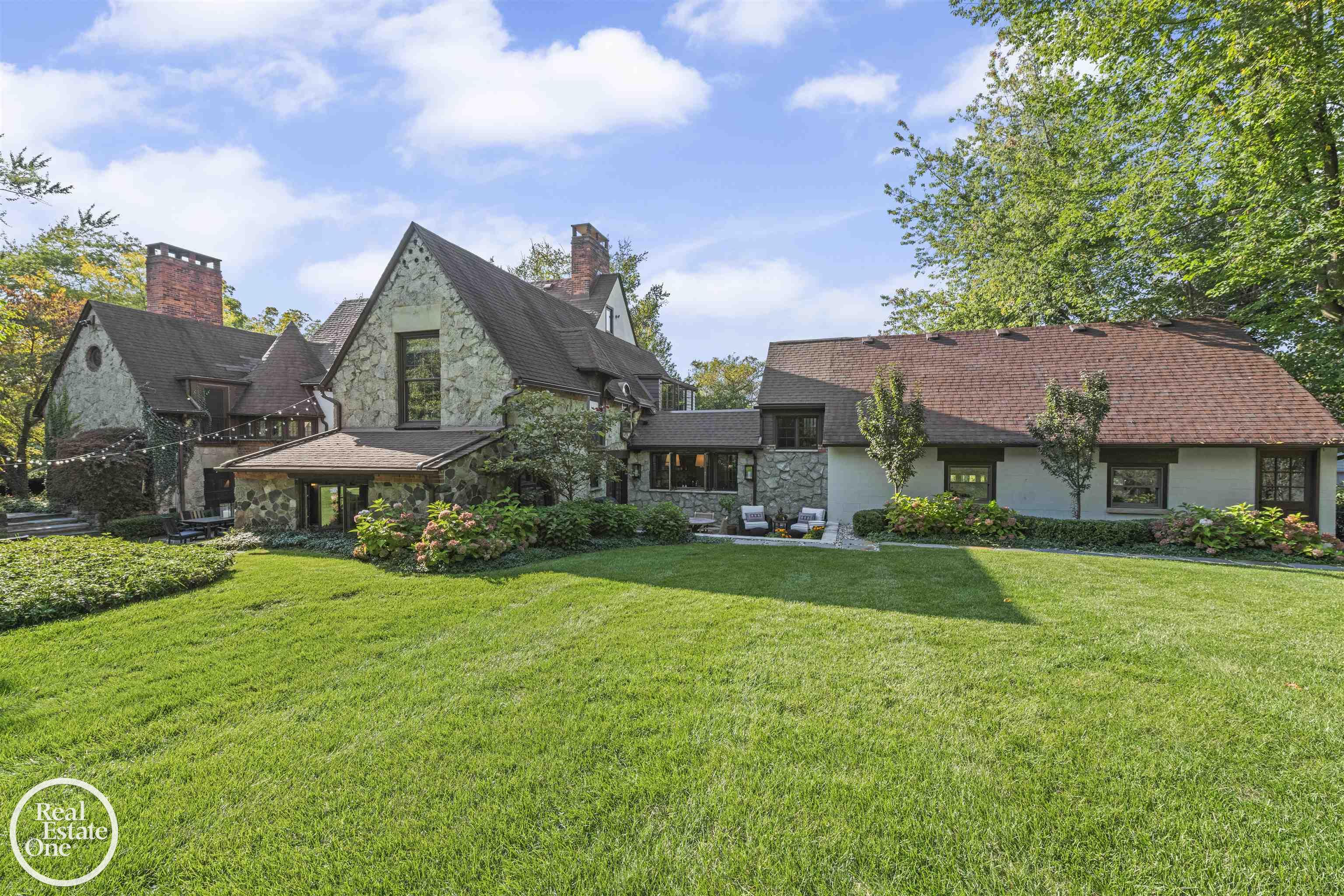 242 Lewiston Road Grosse Pointe, MI 48236 - Photo 2 of 63 50202667-918dc028-a861-4b1f-89bd-0f0c8a673b85.JPG