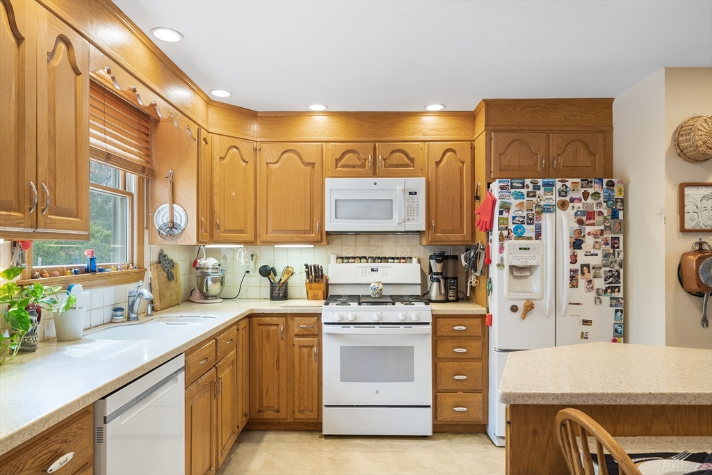 27 Applegate Lane Reading, MA 01867 - Photo 11 of 40 Gallery Image 11