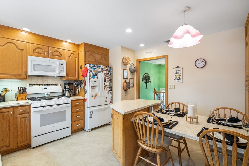 27 Applegate Lane Reading, MA 01867 - Photo 12 of 40 Gallery Image 12
