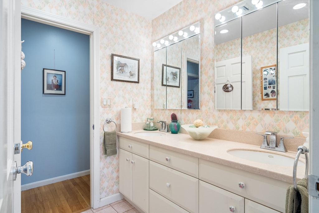 27 Applegate Lane Reading, MA 01867 - Photo 18 of 40 Gallery Image 18