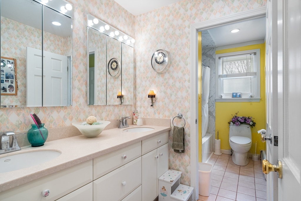 27 Applegate Lane Reading, MA 01867 - Photo 20 of 40 Gallery Image 20