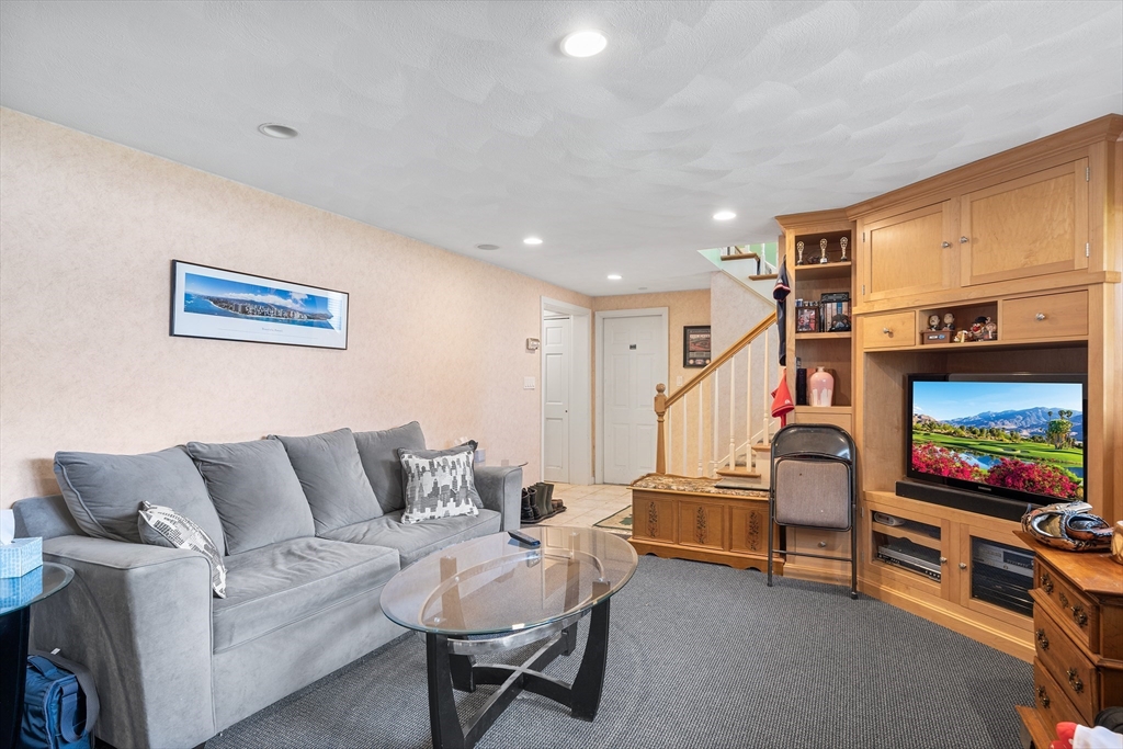 27 Applegate Lane Reading, MA 01867 - Photo 26 of 40 Gallery Image 26