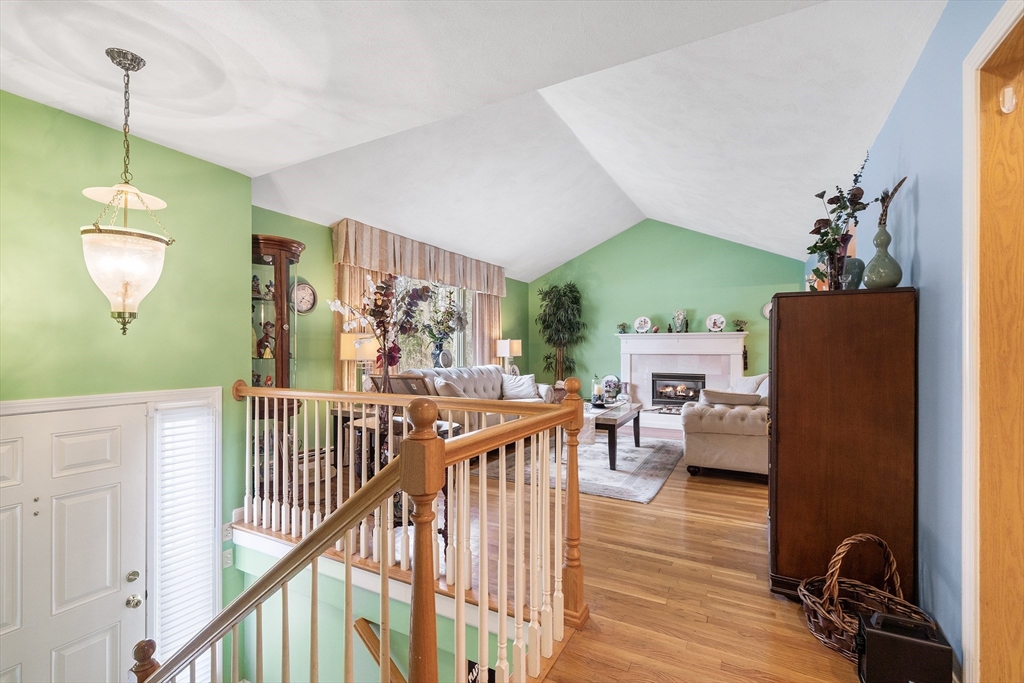 27 Applegate Lane Reading, MA 01867 - Photo 3 of 40 Gallery Image 3