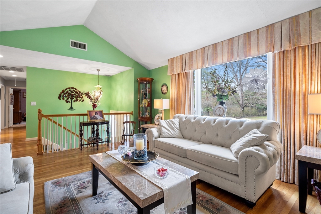 27 Applegate Lane Reading, MA 01867 - Photo 4 of 40 Gallery Image 4