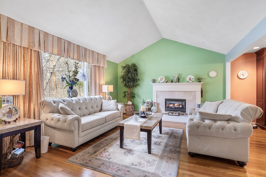 27 Applegate Lane Reading, MA 01867 - Photo 5 of 40 Gallery Image 5
