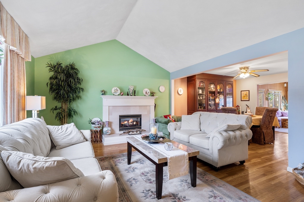 27 Applegate Lane Reading, MA 01867 - Photo 6 of 40 Gallery Image 6