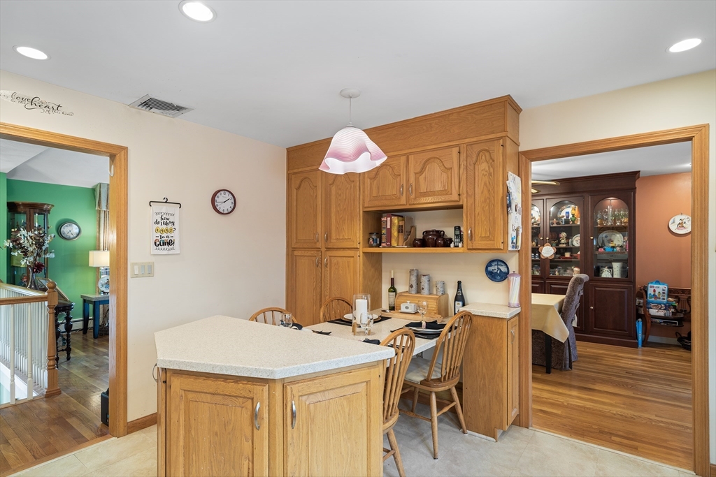 27 Applegate Lane Reading, MA 01867 - Photo 8 of 40 Gallery Image 8