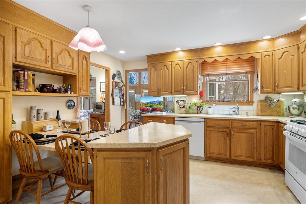 27 Applegate Lane Reading, MA 01867 - Photo 9 of 40 Gallery Image 9
