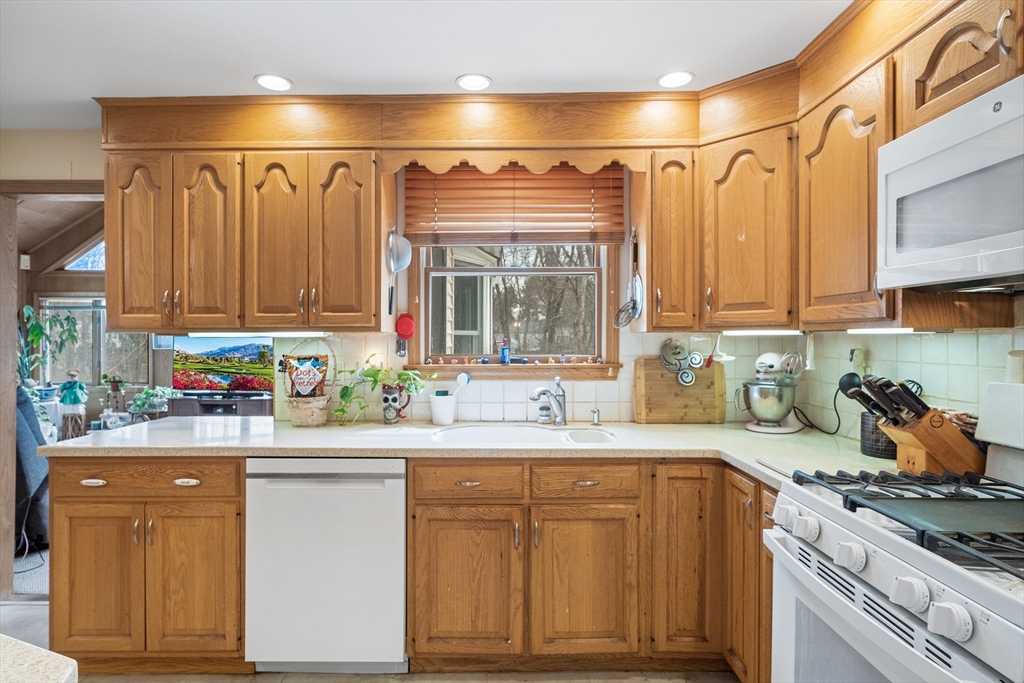 27 Applegate Lane Reading, MA 01867 - Photo 10 of 40 Gallery Image 10