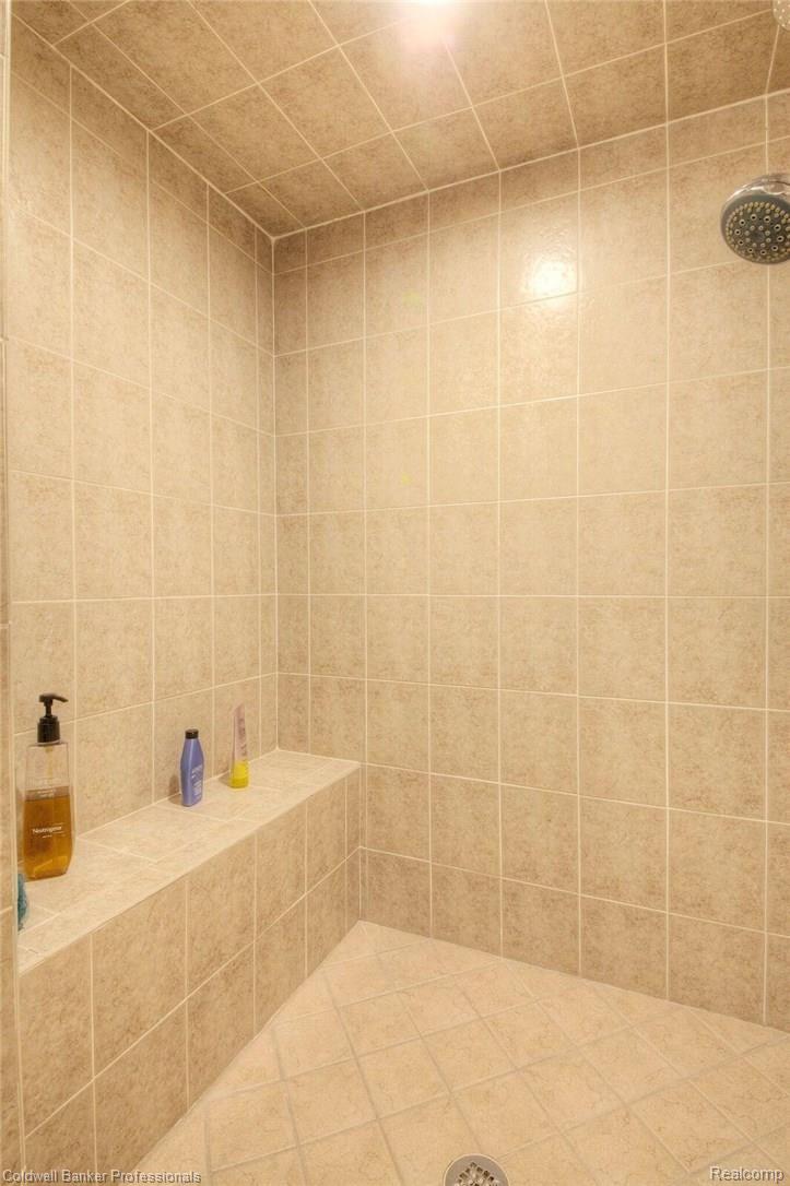 2839 Hastings Court Rochester, MI 48306 - Photo 34 of 56 2839 - Master Shower w-Bench.jpg