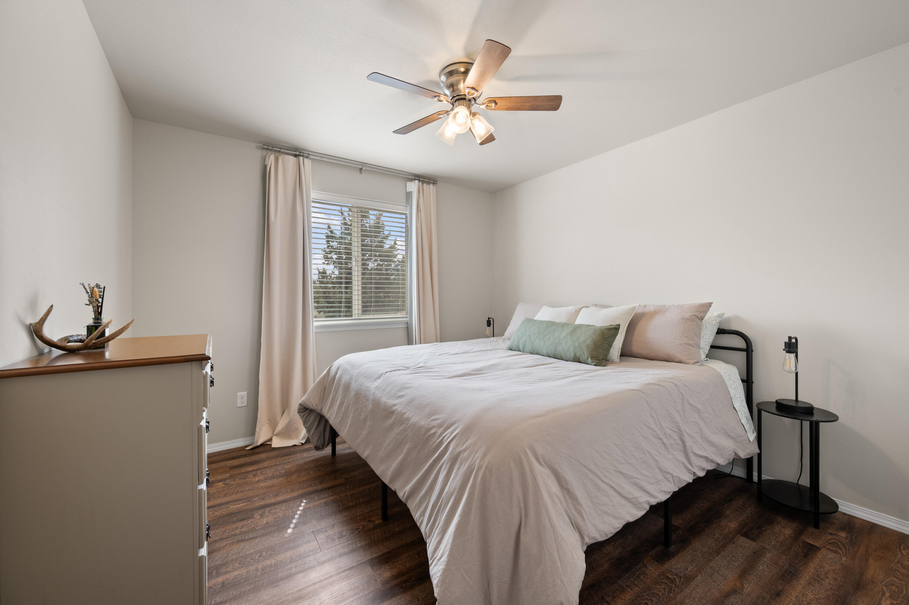 16625 Southwest Dove Road Terrebonne, OR 97760 - Photo 25 of 50 a bedroom with a large bed and a window