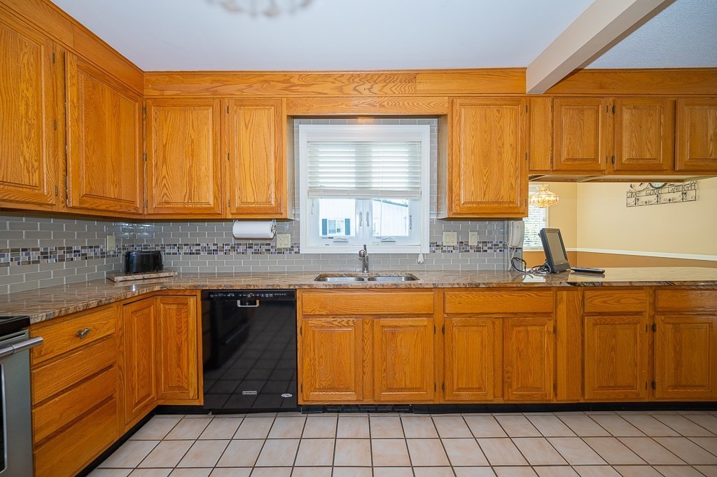 126 Thompson Road Webster, MA 01570 - Photo 7 of 30 Gallery Image 7