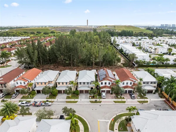 $6,400 | 6933 Northwest 104th Court, Unit 6933, Doral, FL 33178