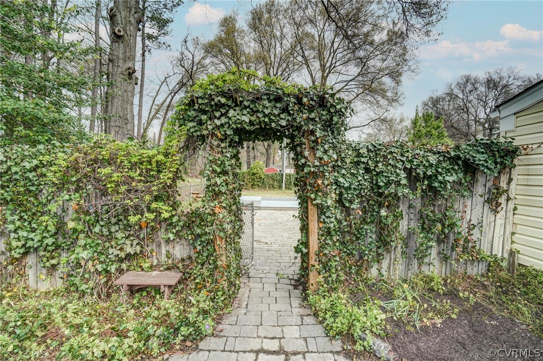3024 Maplewood Road Henrico, VA 23228 - Photo 28 of 33 Trellis to Backyard