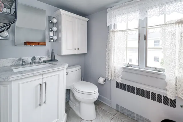 a picture of a bathroom with a picture of a picture