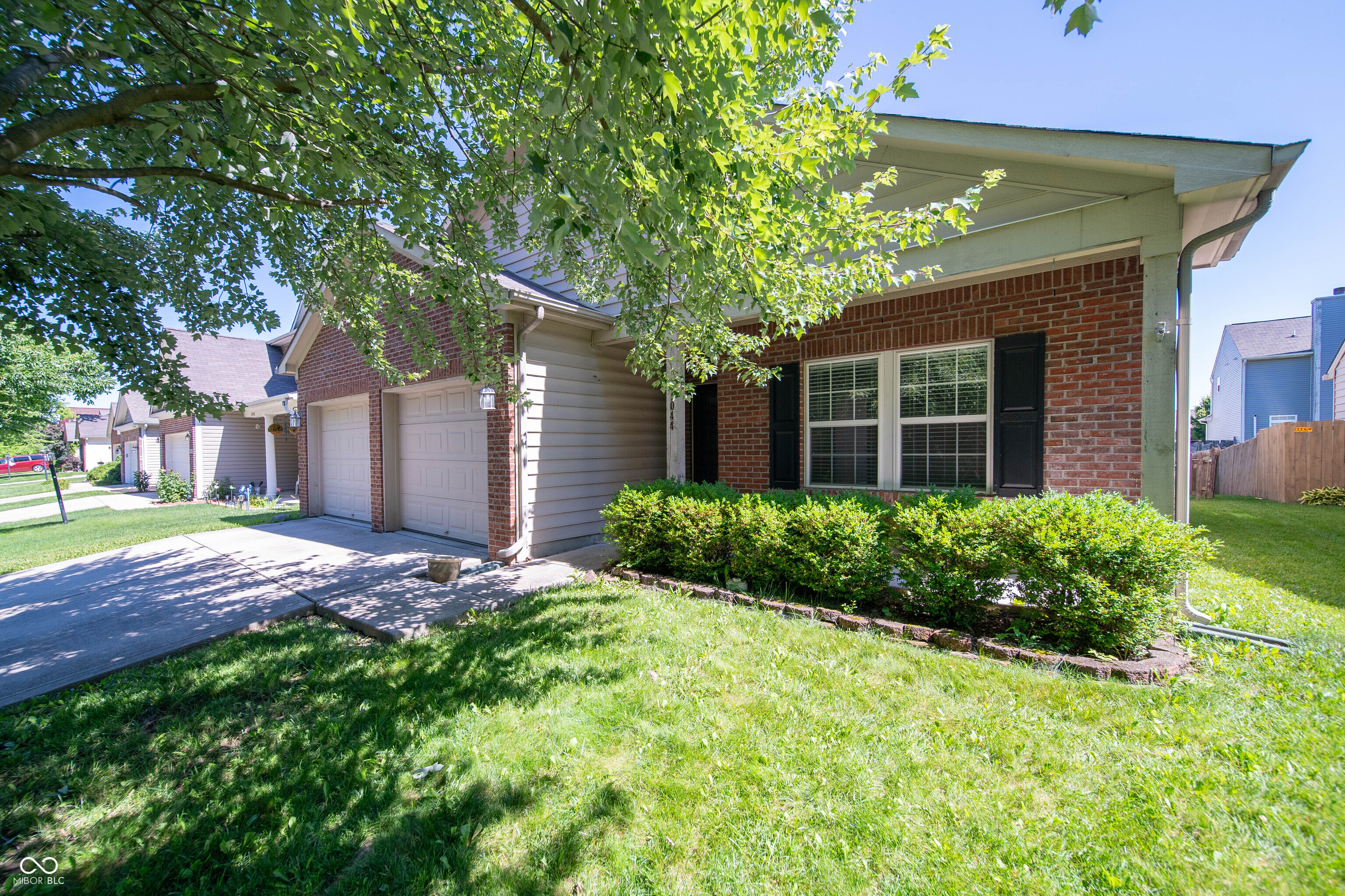 11044 Schoolhouse Road Fishers, IN 46037 - Photo 3 of 32