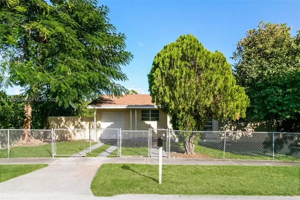 a view of a house with a backyard