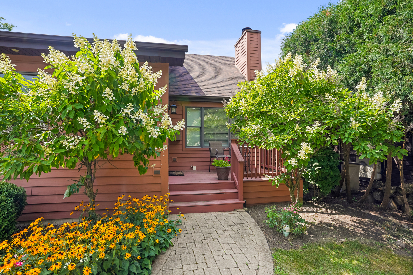 424 Willow Street Itasca, IL 60143 - Photo 3 of 47 a front view of a house with a yard