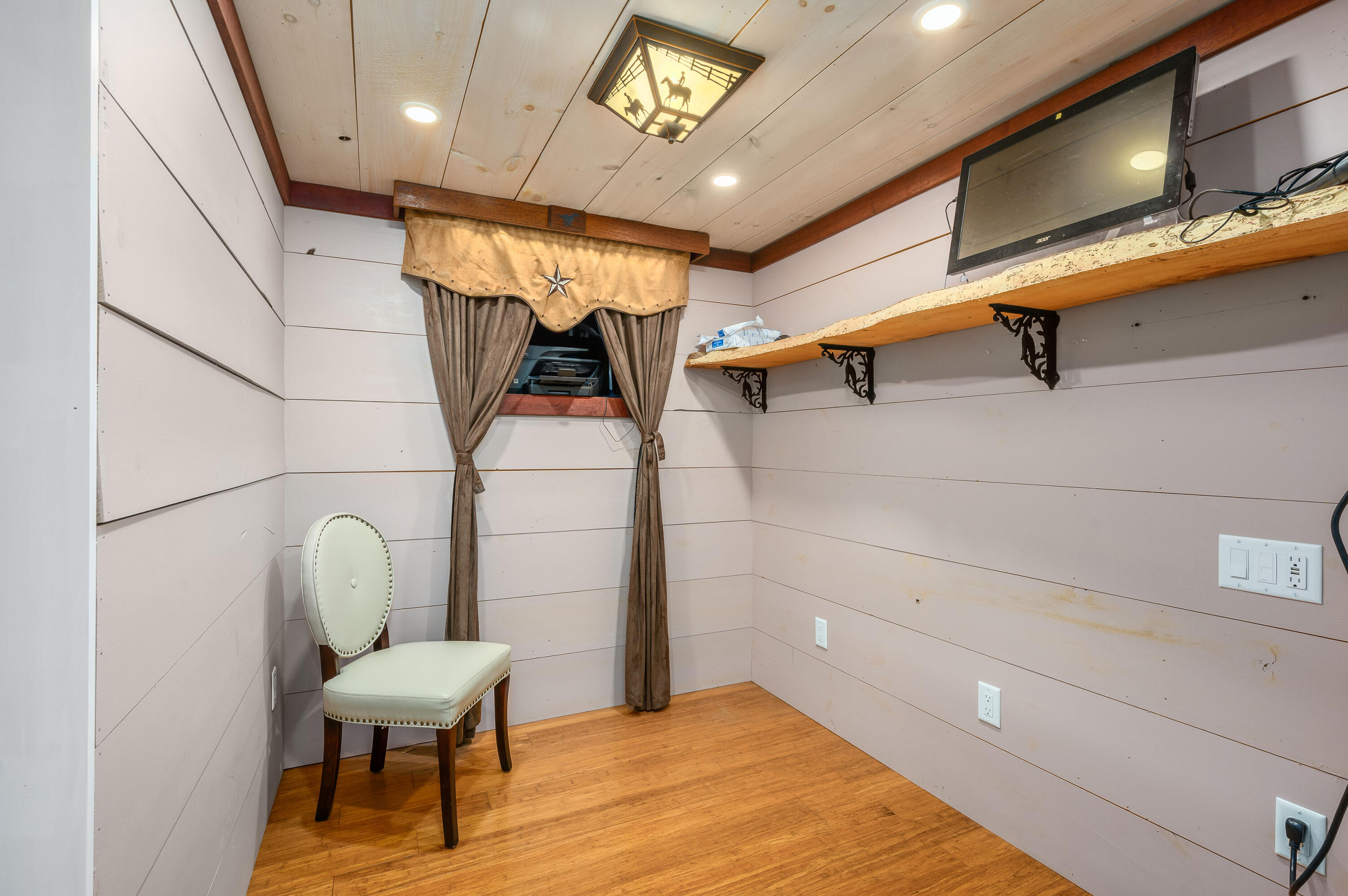 2045 Main Street Marstons Mills, MA 02648 - Photo 23 of 41 Small room/office