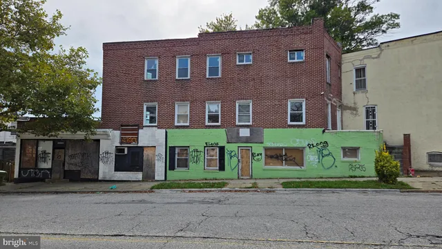 a brick building that has a lots of windows on it