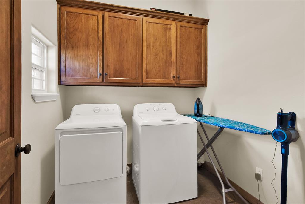 263 Esquire Drive Denison, TX 75021 - Photo 28 of 38 a utility room with dryer and washer