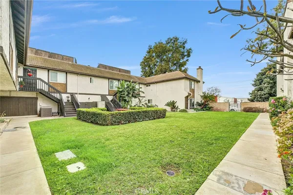 a view of a house with a yard